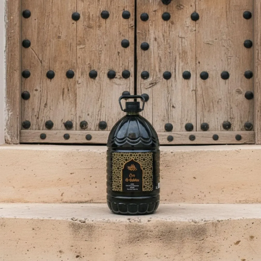 Oro Al Andalus Heritage 5L EVOO black jug on stone steps in front of a traditional studded wooden Andalusian door